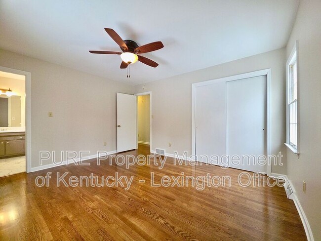 Building Photo - 3462 Lansdowne Dr