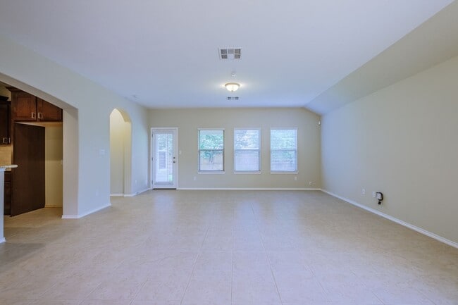 Building Photo - Beautiful & Convenient 3 Bedroom, 2 Bath H...