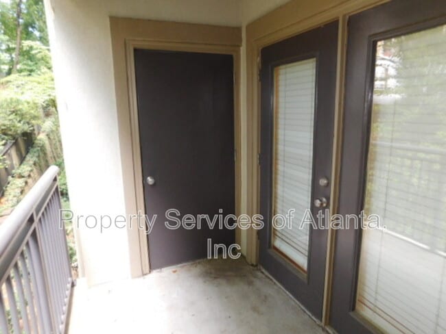 Building Photo - 5559 Glenridge Dr