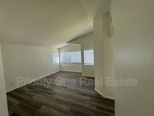 Building Photo - 560 Calle Capistrano