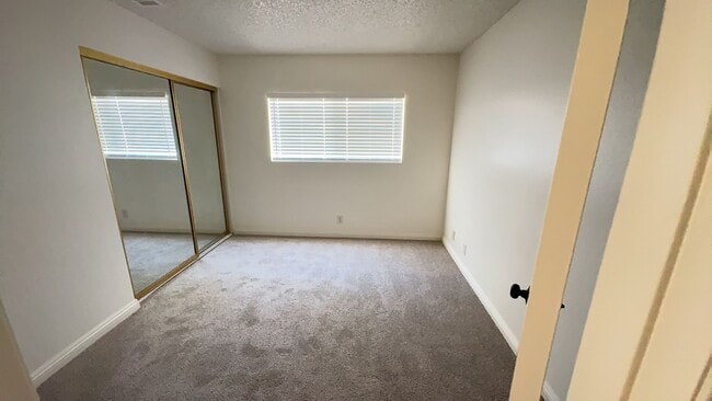 Building Photo - 3 BEDROOM VICTORVILLE HOME
