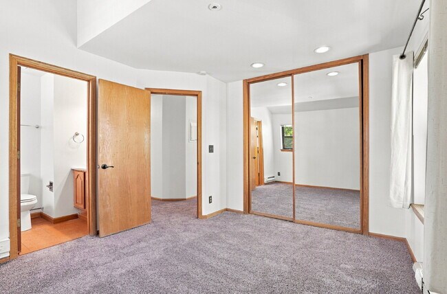 Building Photo - $2,340.95, 2 Bed 2 Bath Condo in Boulder with In Unit Laundry!