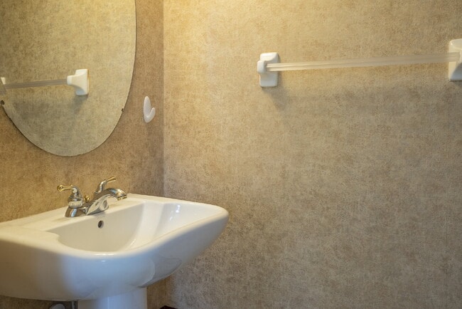 Building Photo - Pinellas Park, Gated Townhome Community 3/2.5/2CG