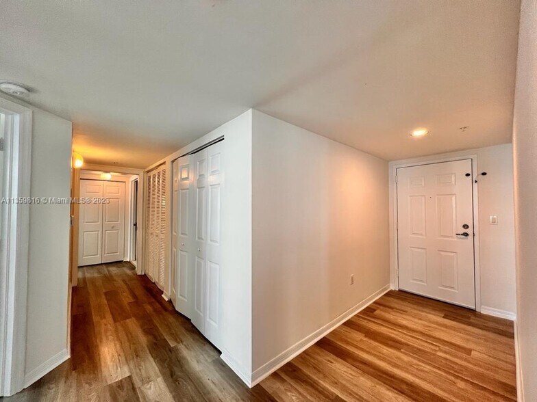 Building Photo - 1155 Brickell Bay Dr