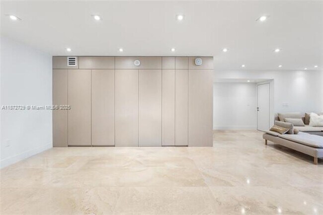 Building Photo - 2301 Collins Ave