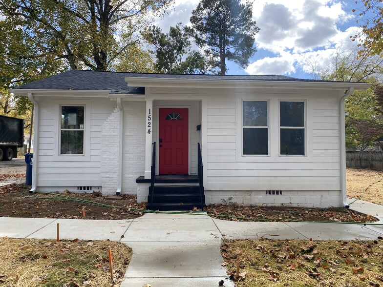 The Red Door: adorable, newly renovated 2 bedroom 2 bath. $280,000 renovation - 1524 Ward Ave NE