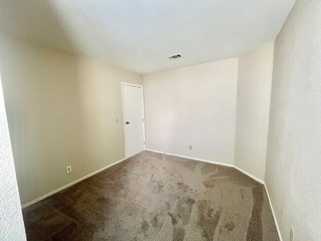 Building Photo - Gorgeous 4 Bedroom Home with Pool & Spa Located in The Lakes