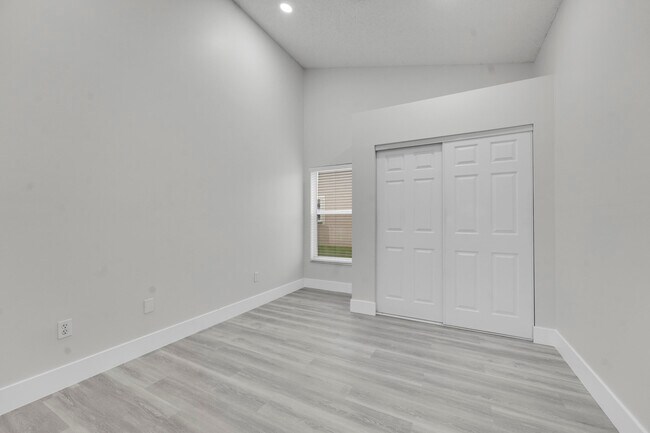 Building Photo - 13048 Meadowbreeze Dr