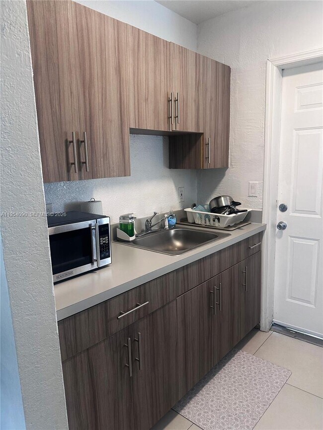 Building Photo - 1265 SW 6th St