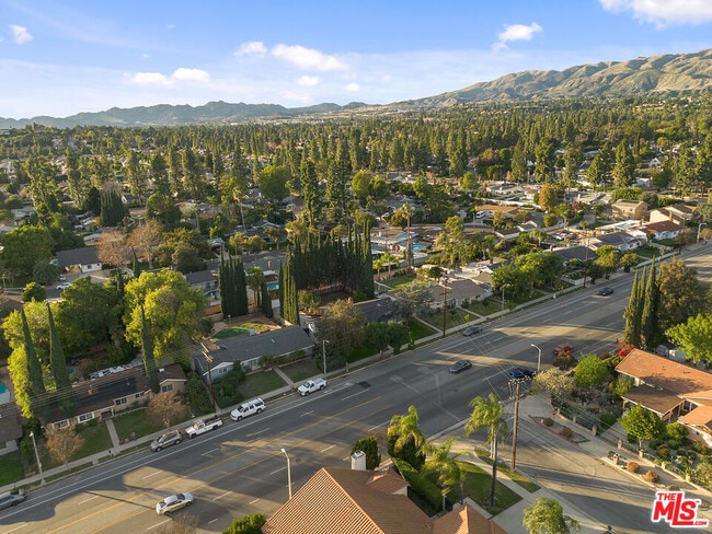 Building Photo - 10557 Reseda Blvd