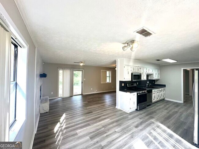 Building Photo - 100 Lakeview Ln