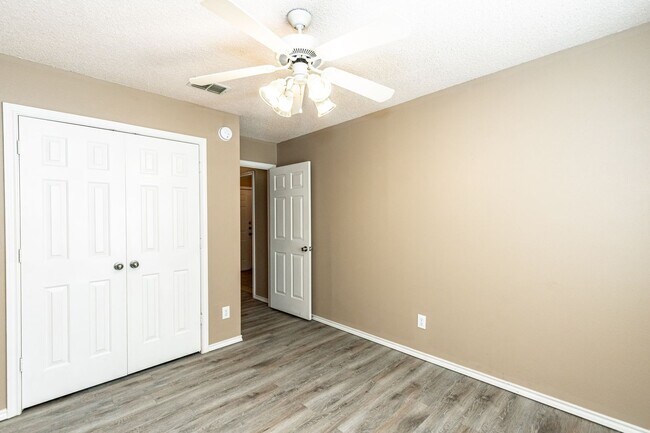 Building Photo - 242 Mossycup Dr