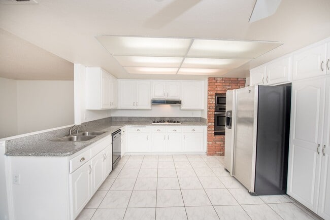 Building Photo - Rose Hills