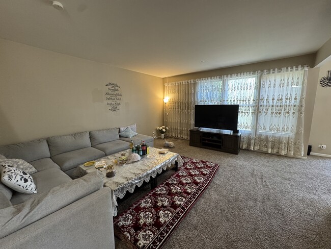 Building Photo - 207 Black Hill Dr