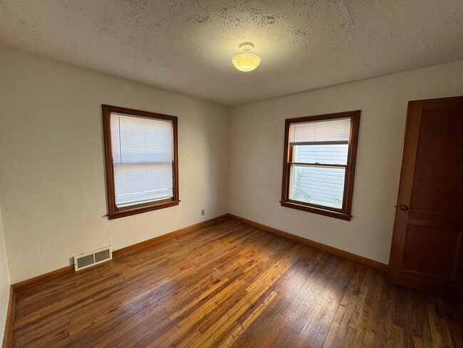 Building Photo - 2 bedroom, 2 bath house located near water...