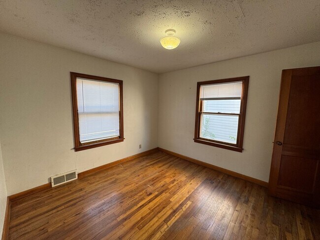 Building Photo - PRICE REDUCED! 2 bedroom, 2 bath house loc...