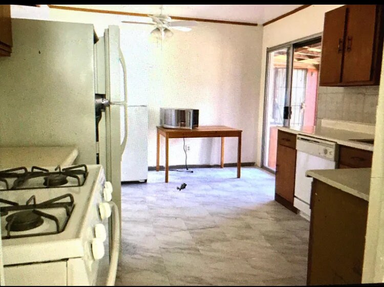 Building Photo - 4640 Clairemont Dr