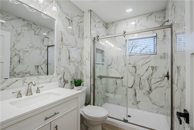 Building Photo - 1104 Main St