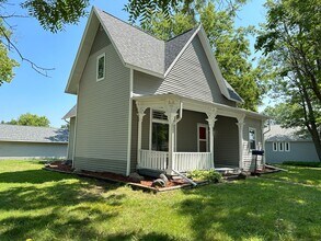 Building Photo - 4 Bedroom 2 Bathroom Home in Winterset