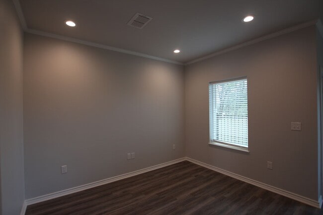 Building Photo - Stunning 2 Bed 2.5 Bath 1 Car Garage Townhome in Tyler!