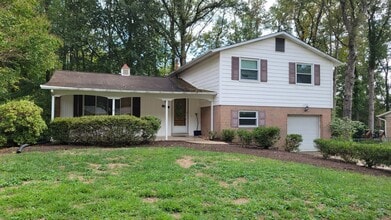 Building Photo - Spacious 4 Bed 3 Bath Home With Fully Fenc...