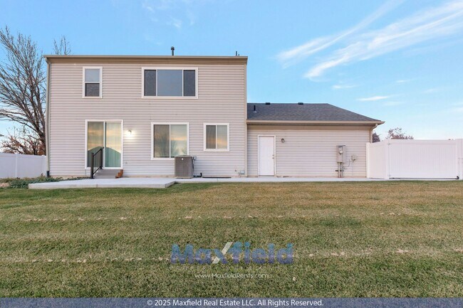 Building Photo - Beautiful 6BD, 3.5BTH, 3GAR Home in Cranberry Hills