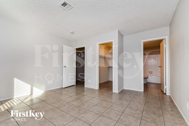 Building Photo - 2359 Los Feliz St