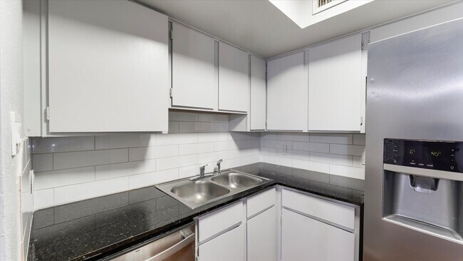 Building Photo - 10811 Richmond Ave