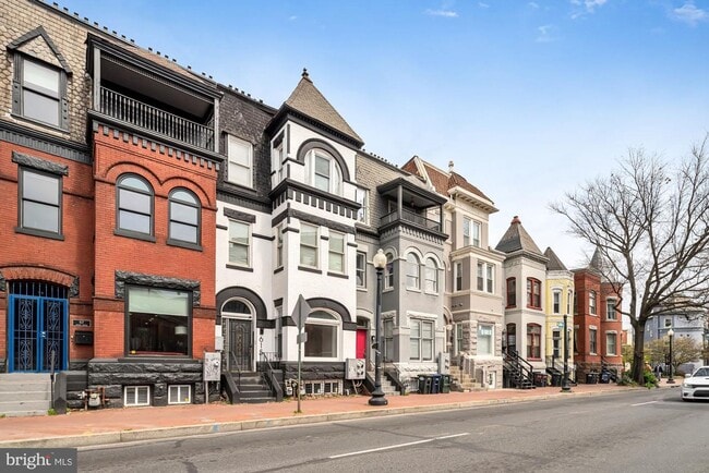 Building Photo - Le Droit Park Renovated Three Bedroom W/Pa...