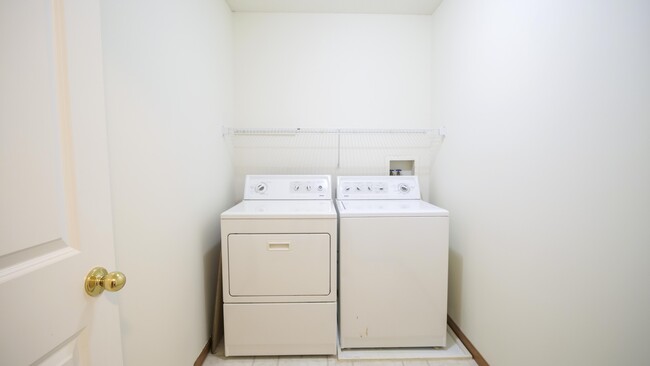 Building Photo - 15250 Florist Cir