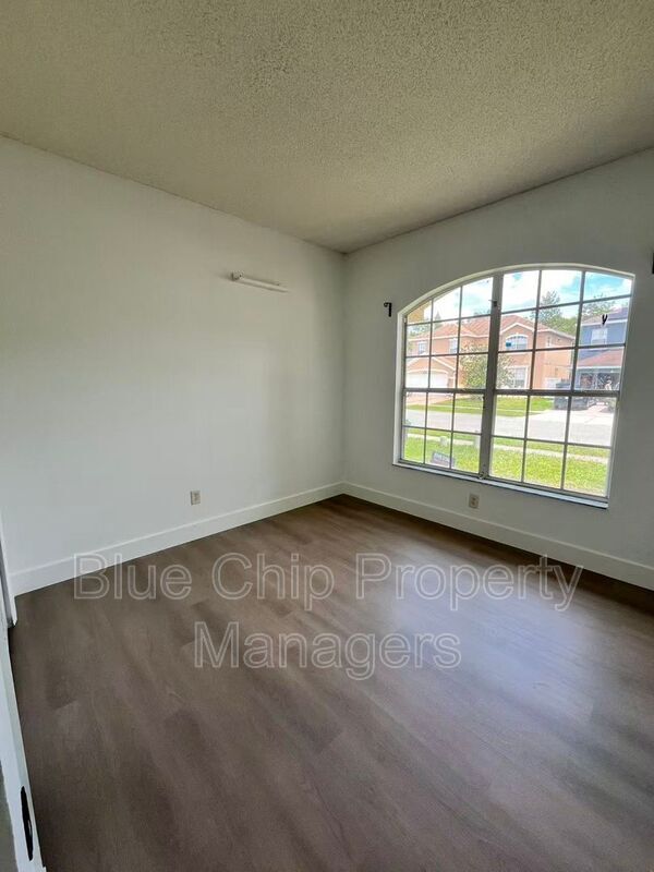 Building Photo - 1923 Bridgeview Cir