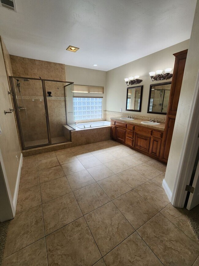 Building Photo - Gorgeous and Spacious 4 Bedroom Home