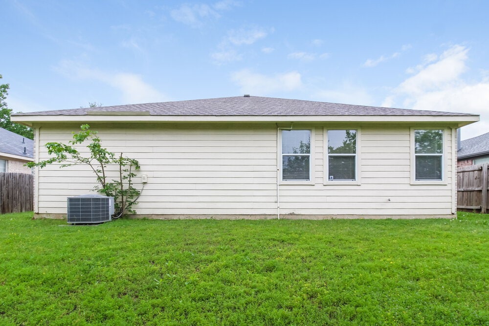 Building Photo - 2321 Wildwood Ln
