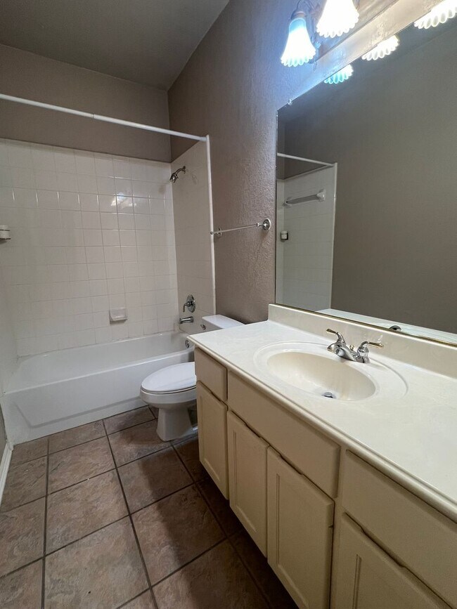 Building Photo - Custom Goodman home in Crimson Ridge w Pool!