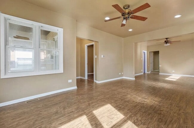 Building Photo - 722 E 91st Pl