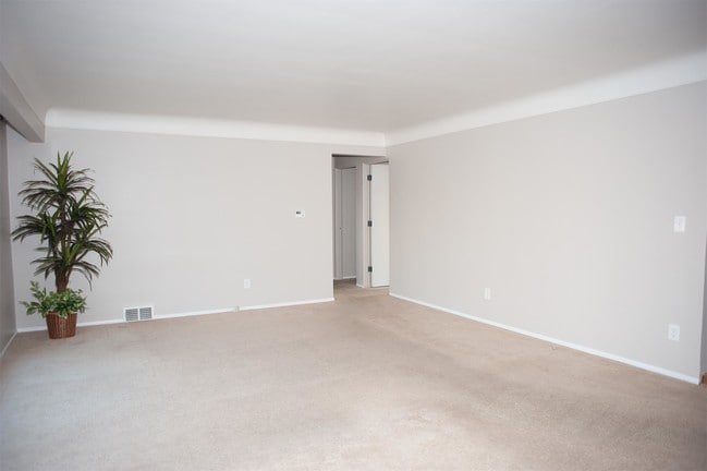 Building Photo - 14255 Cavell St