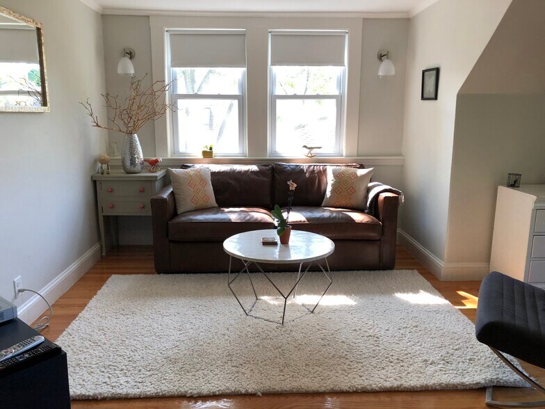 Building Photo - 105 Chestnut St