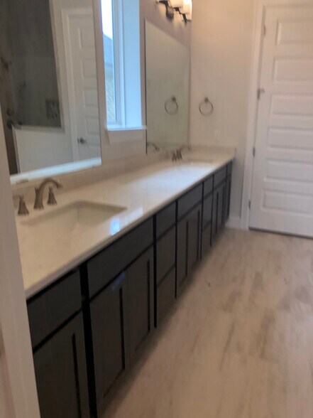 Primary En-Suite - 209 Cruising Oak St
