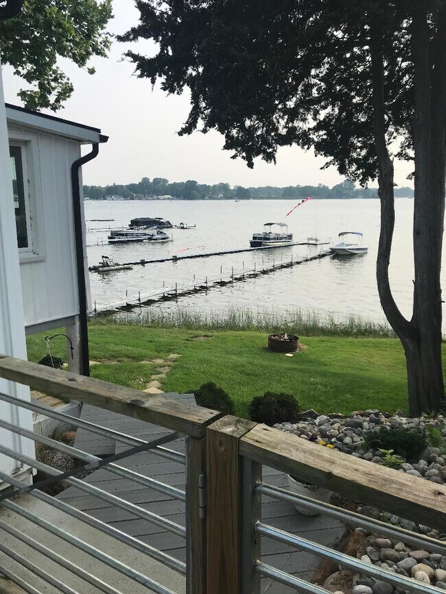 Building Photo - 581 E Shore Dr