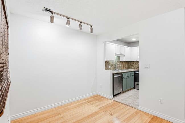 Building Photo - Desirable Lake Oswego Condo 1Bed/1Bath - Mt Park