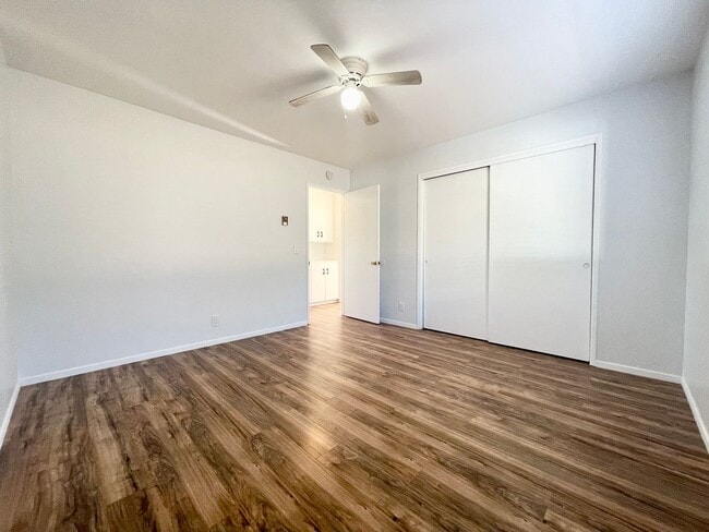 Building Photo - Remodeled Single Level Duplex!