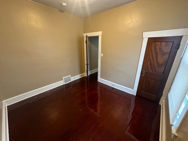 Building Photo - 3 Bed/1 Bath in Central Bloomington location!