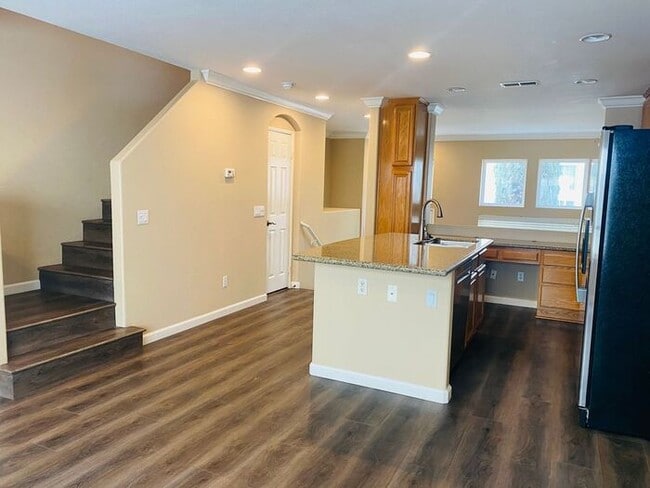 Building Photo - Move In Ready! 2 bedrooms 2.5 bath Townhom...