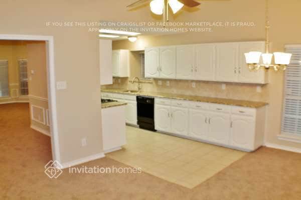Building Photo - 1633 Summers Dr