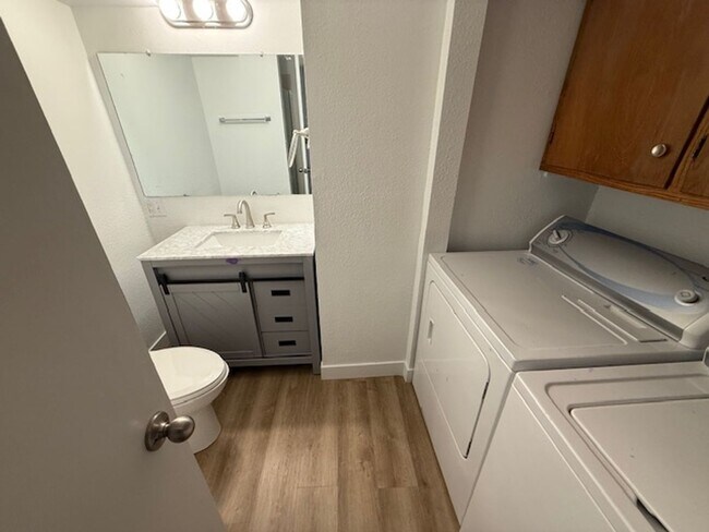 Building Photo - 3 Bedroom Townhome in FC!