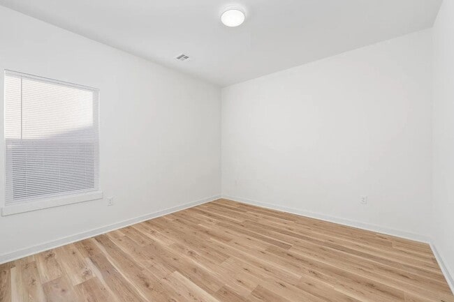 Building Photo - Gorgeous 3 Bedroom Townhome! 1/2 Month Free!!