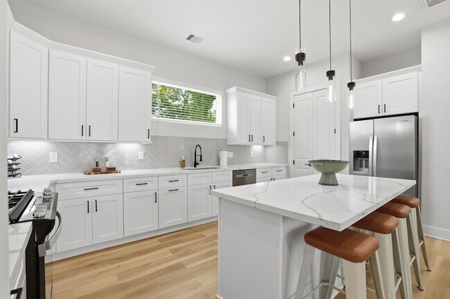 Building Photo - 2306 Hoskins Dr