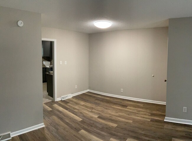 Building Photo - 2 Bedroom Brick Duplex in Prime Location with Full Renovation