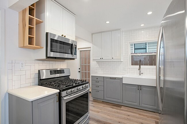 Building Photo - Upgraded 2br Coronado House, Bonus Room, Yard & Garage!