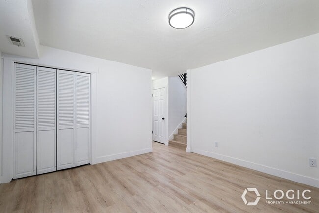 Building Photo - Beautiful Spacious Home with a Fully fence...